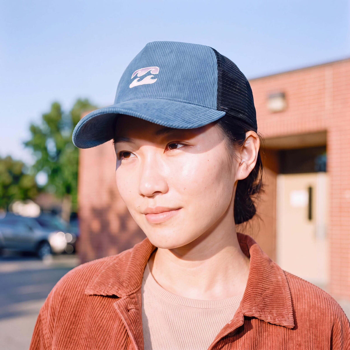 blau (female-model)