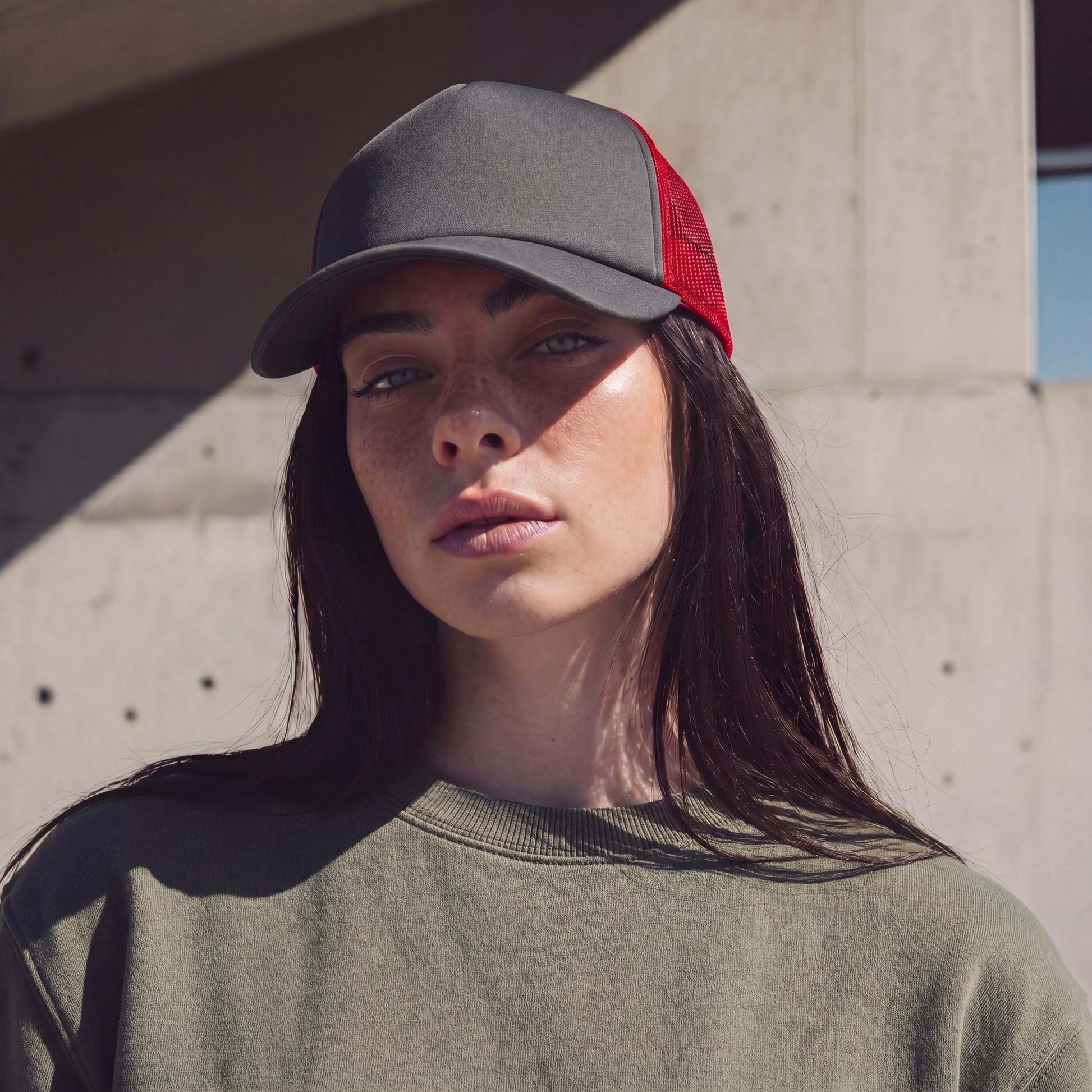 grau (female-model Alexis Newman)