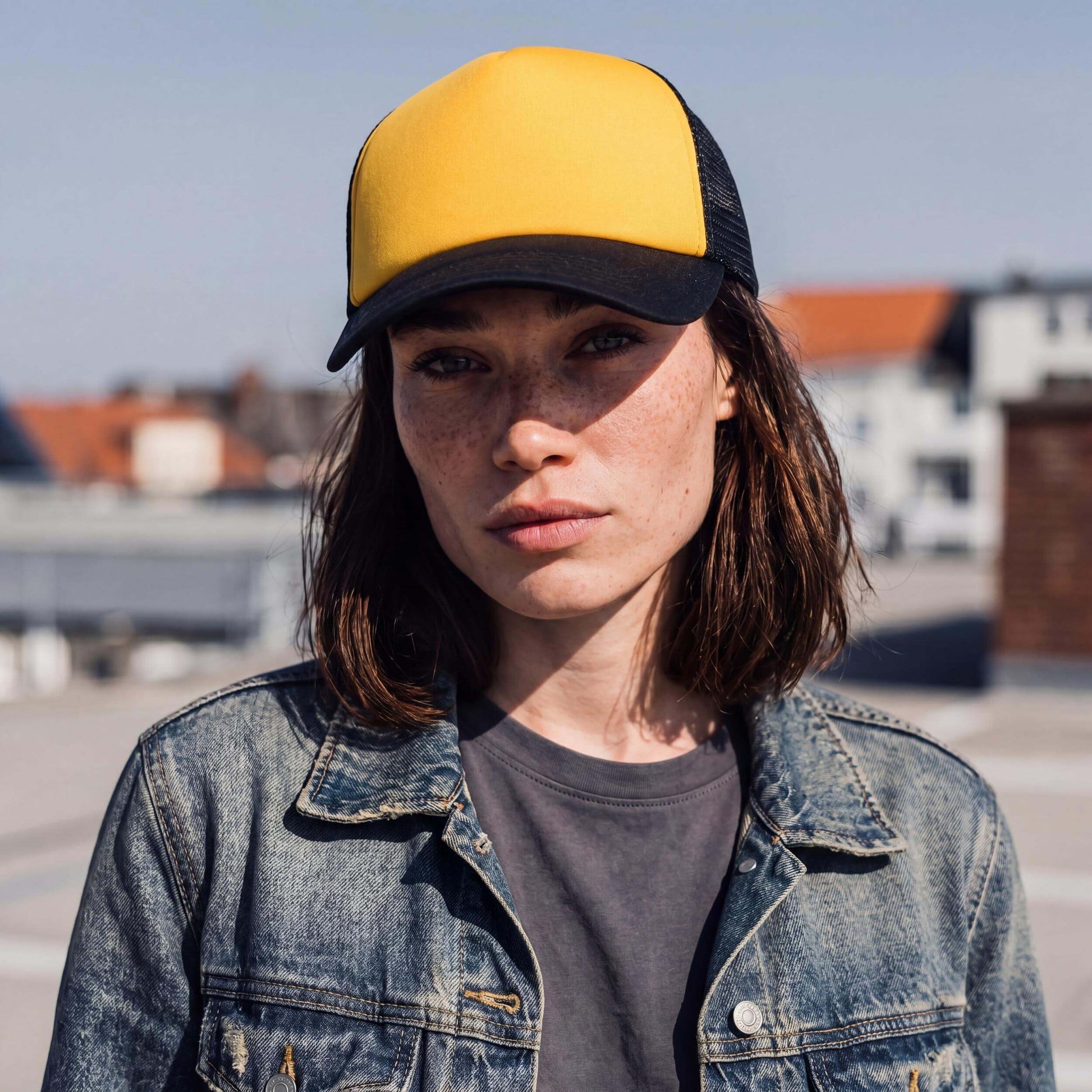 gelb (female-model Ricci Amber)