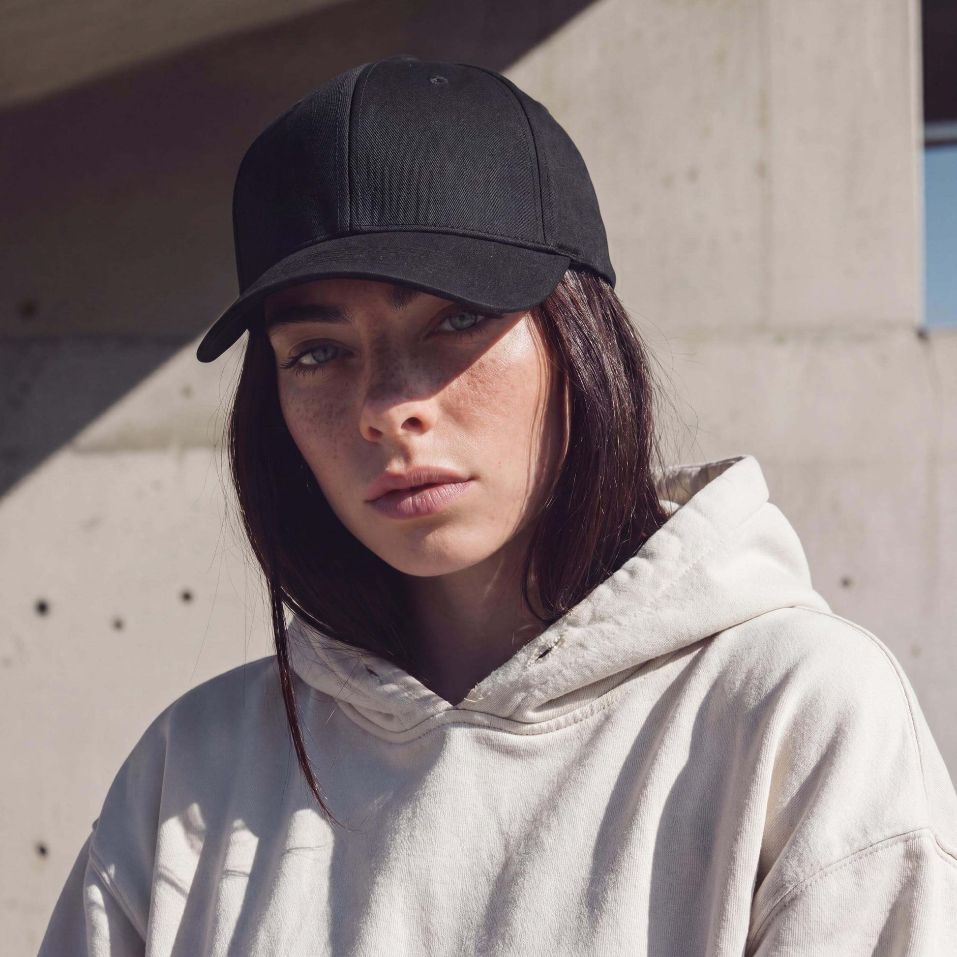 schwarz-schwarz (female-model Nicole Capman)